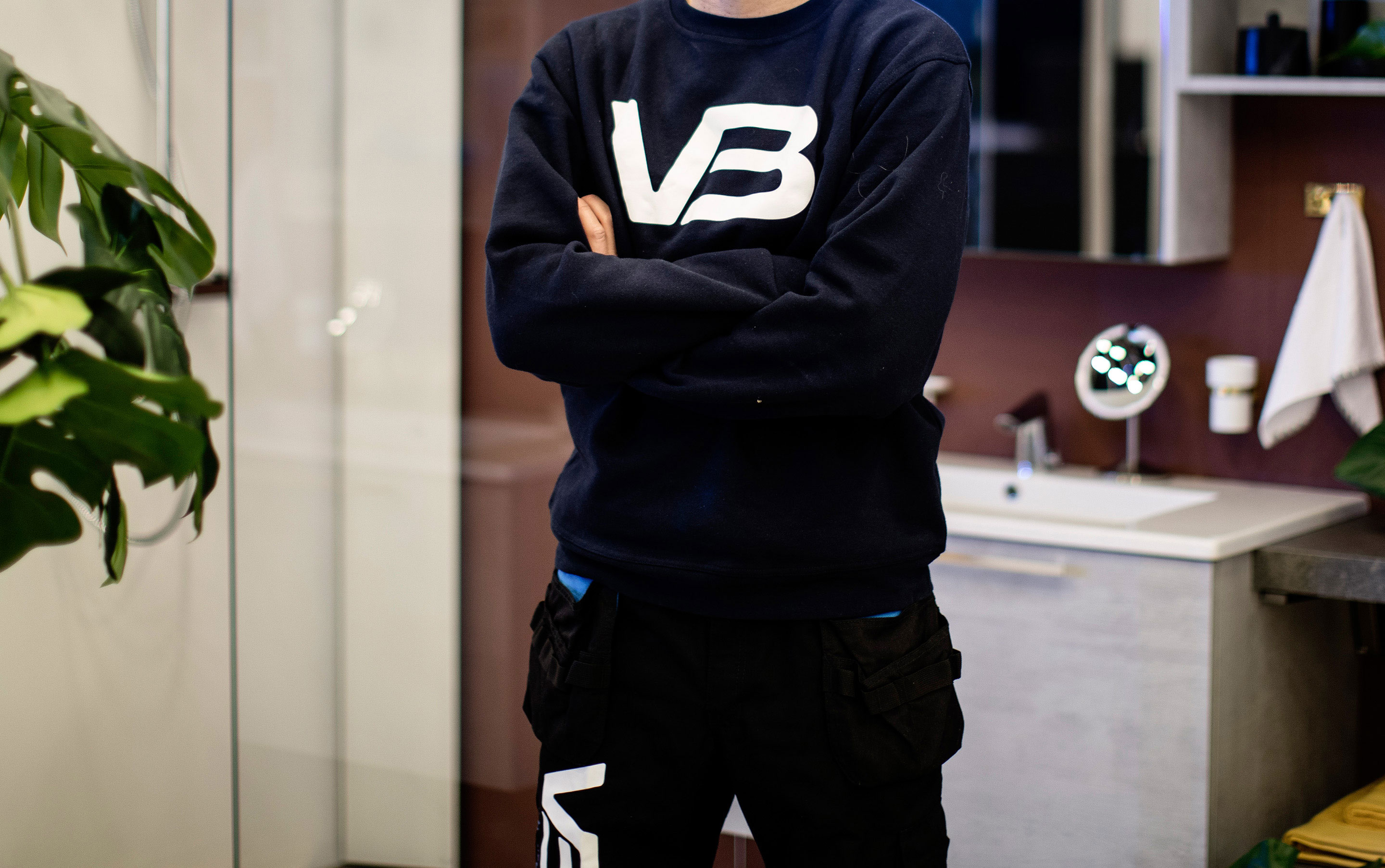 VB Rørlegger med armene i kors og bedriftslogo på genseren sin